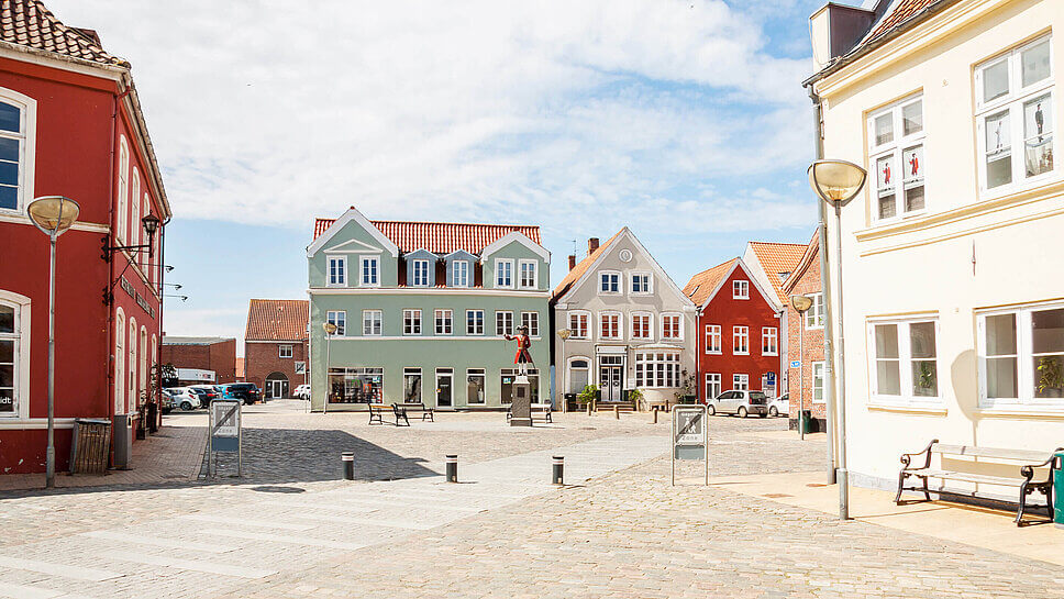 Das Zentrum von Tønder mit pastellfarbenen Häusern 