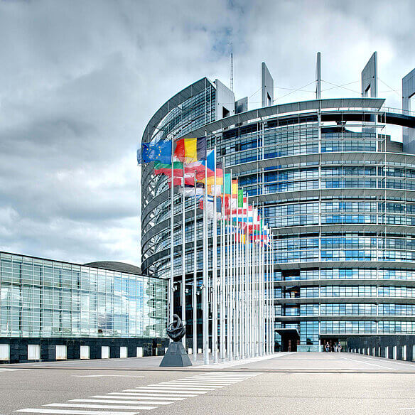 Blick auf das runde Gebäude des EU-Parlaments