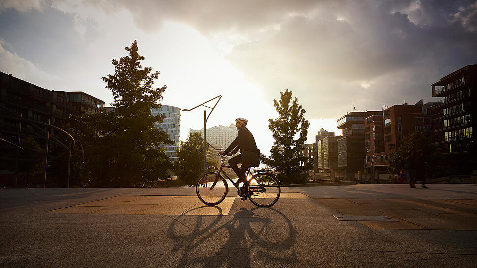 Mann auf einem Fahrrad, fährt durch die Stadt.