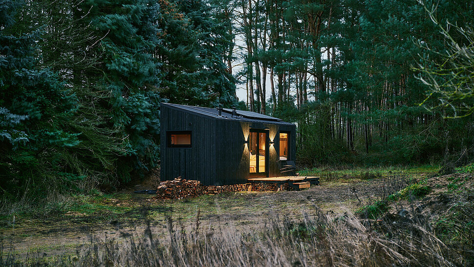 Foto von einem Holzhaus im Wald