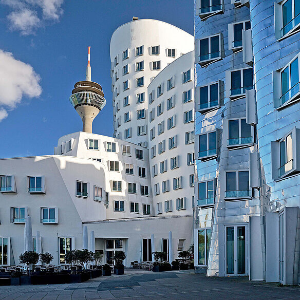 Moderne Architektur im Medienhafen: die Gehry-Bauten und der Rheinturm