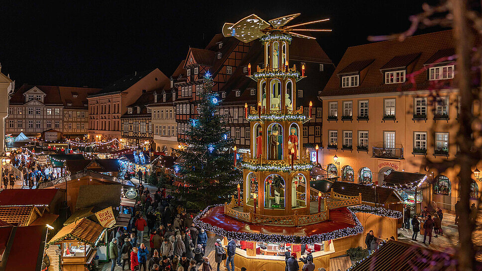 Weihnachtspyramide und Weihnachtsmarkt in Quedlinburg
