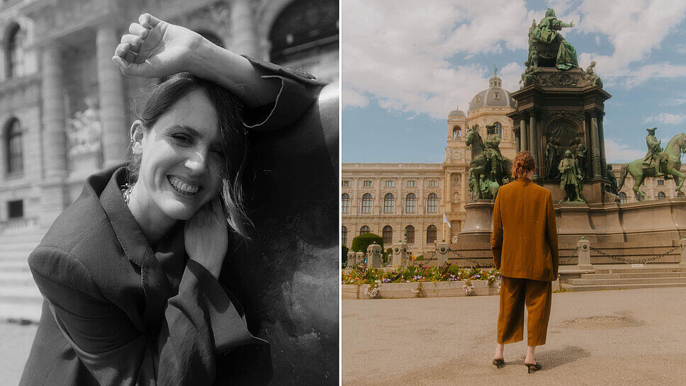 Lachende Emily Cox und Emily Cox von hinten auf dem Maria-Theresien-Platz in Wien