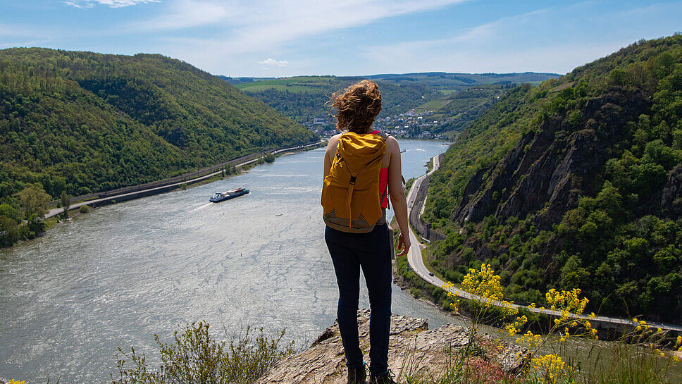 Frau blickt auf den Rhein