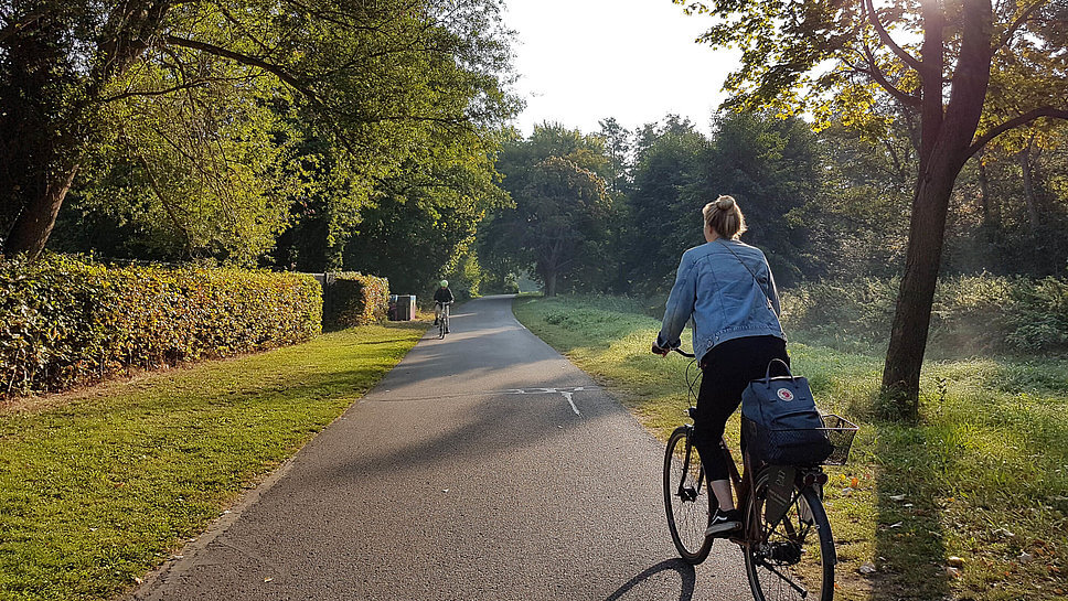 Frau mit Fahrrad auf dem Franzosenweg
