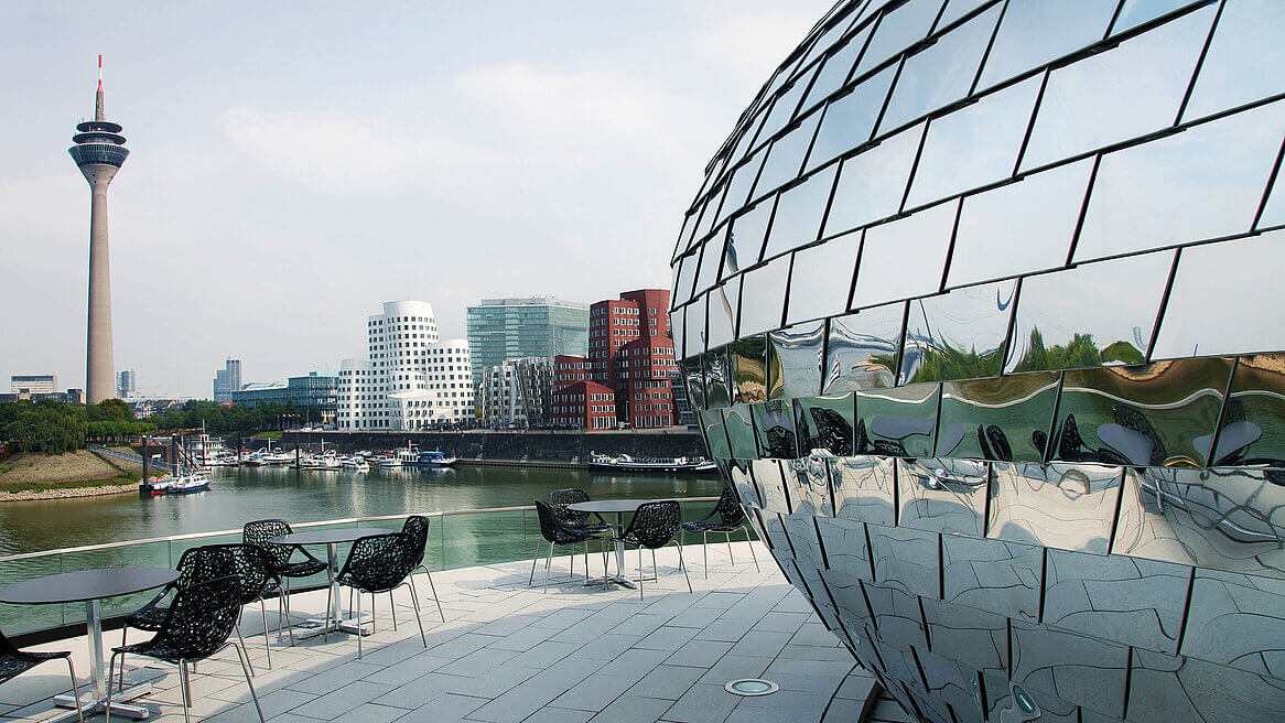 Ein Blick auf den Rheinturm (links) und die Gehry-Bauten im Düsseldorfer Medienhafen.